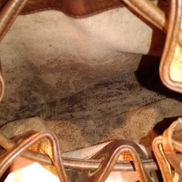 Chanel Vintage drawstring bucket tote bag with pouch and CC gold hardware - Picture 12 of 15